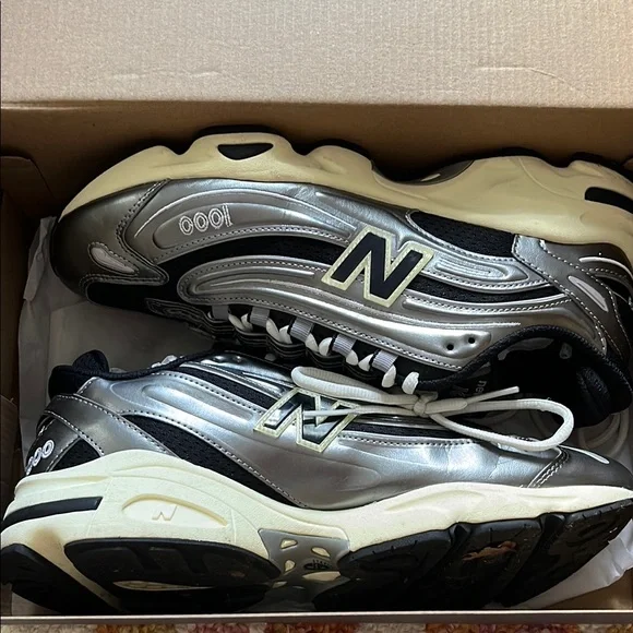 Men’s New Balance 1000 10.5 Silver Metallic Sneakers - Picture 2 of 9